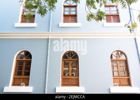 Finestre dipinte in modo luminoso nel quartiere coloniale francese di Pondicherry Foto Stock