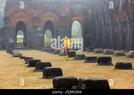 Malda, Bengala Occidentale, India - Gennaio 2018: Le antiche rovine della moschea Adina Masjid nel villaggio di Pandua. Foto Stock