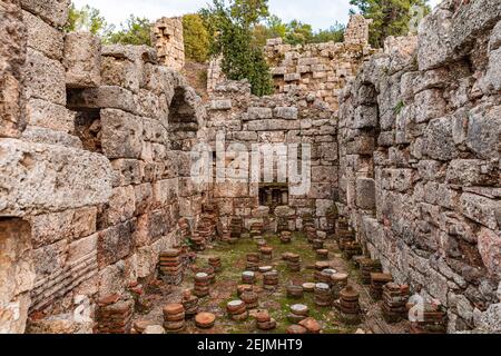 Parte di un edificio residenziale nella storica città di Olympus, periodo bizantino. Incredibile natura e antiche rovine della città. Rovine di un'antica città di Lycia Foto Stock