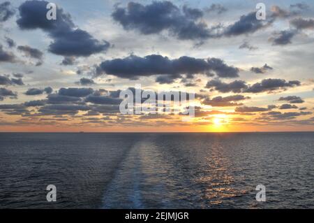 Tramonto sull'oceano Atlantico visto da una nave da crociera - 3 maggio 2020 Foto Stock