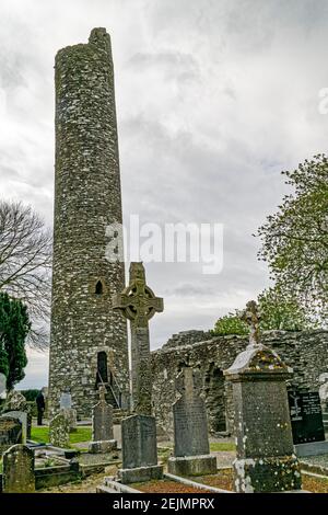 Tymullen, Irlanda. 4 maggio 2016. Monasterboice è vicino a Drogheda, ed è stato fondato nel 5 ° secolo da San Bhuithi. Foto Stock