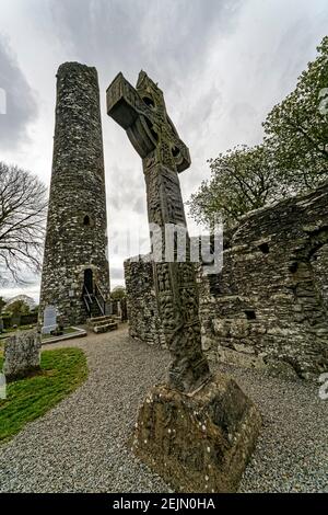 Tymullen, Irlanda. 4 maggio 2016. Monasterboice è vicino a Drogheda, ed è stato fondato nel 5 ° secolo da San Bhuithi. Foto Stock