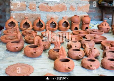 Pentole di creta o pentole di terracota o pentole di ceramica fatte da creta e cotto in forno per la resistenza e colore rosso sul display Foto Stock