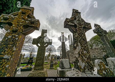 Tymullen, Irlanda. 4 maggio 2016. Monasterboice è vicino a Drogheda, ed è stato fondato nel 5 ° secolo da San Bhuithi. Foto Stock