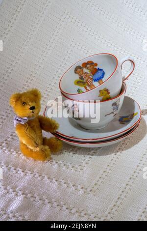 Set da tè d'epoca per bambini, orso ripieno in miniatura Foto Stock