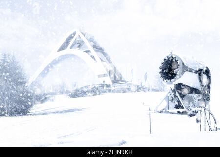 Il salto con gli sci di San Giorgio in inverno vicino a Winterberg nel quartiere Hochsauerland della Renania Settentrionale-Vestfalia Foto Stock