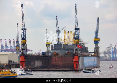 Grande cargo Freighter Emma Oldendorff trasporto nave per la spedizione Container in porto con contenitori di carico Cranes per il mondo internazionale Foto Stock