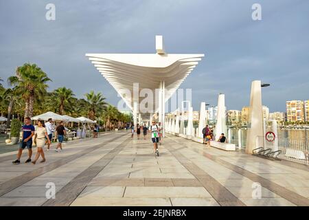 Palmeral de las sorpresas al porto di Malaga. Passeggiata lungo il lungomare con i turisti in giro in una giornata di sole in Andalusia, Spagna Foto Stock