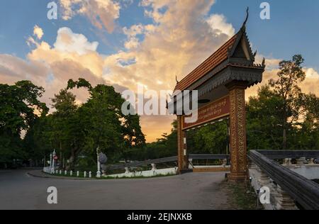 Porta di legno al ponte sul fiume Siem Reap, Cambogia Foto Stock