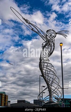 Belfast, Irlanda del Nord. 30 aprile 2016. Statua dell'armonia dell'artista scozzese Andy Scott in Piazza del Ringraziamento, Belfast. Foto Stock