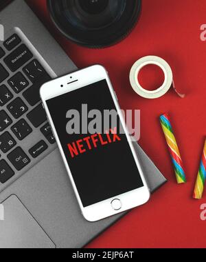 Kharkov, Ucraina - 22 febbraio 2021: Logo Netflix su smartphone Apple, applicazione mobile di servizio di streaming, composizione creativa flat lay, Red ba Foto Stock