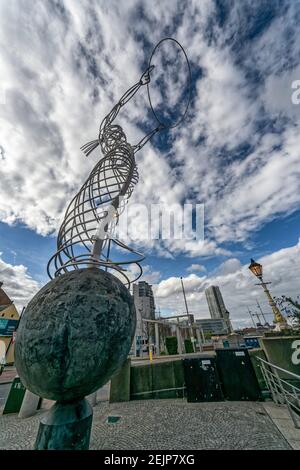 Belfast, Irlanda del Nord. 30 aprile 2016. Statua dell'armonia dell'artista scozzese Andy Scott in Piazza del Ringraziamento, Belfast. Foto Stock