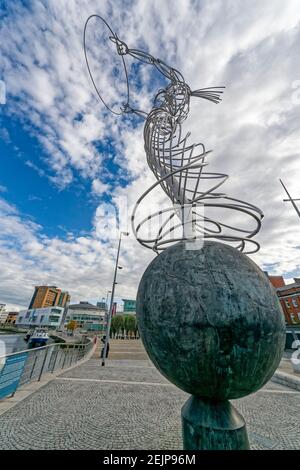 Belfast, Irlanda del Nord. 30 aprile 2016. Statua dell'armonia dell'artista scozzese Andy Scott in Piazza del Ringraziamento, Belfast. Foto Stock