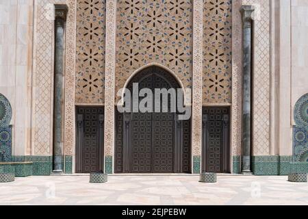 porte d'ingresso della moschea hassan ii a casablanca, morocco Foto Stock