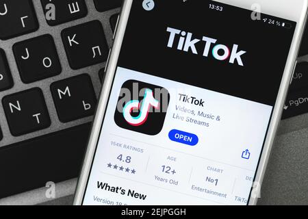 Kharkov, Ucraina - 22 febbraio 2021: Applicazione Tiktok in App Store sullo schermo di Apple iPhone, smartphone con app social network, foto Foto Stock