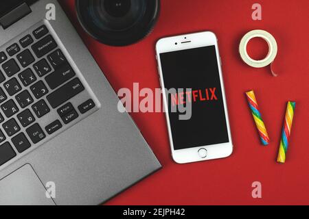 Kharkov, Ucraina - 22 febbraio 2021: Applicazione Netflix sullo schermo dello smartphone, Apple iPhone, banner creativo per Netflix, abbonamento streaming video online Foto Stock
