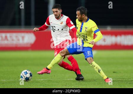 UTRECHT, PAESI BASSI - FEBBRAIO 22: Mohamed Mallahi di Jong FC Utrecht e Jarchinio Antonia di SC Cambuur durante la scommessa della partita di Keukenkampioen Divisie Foto Stock