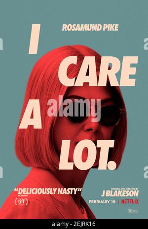 I Care a Lot (2020) regia di J Blakeson e protagonista Rosamund Pike, Peter Dinklage e Eiza González . Un tutore legale accorto che prosciuga i risparmi dei suoi reparti anziani incontra la sua partita quando una donna che cerca di truffare risulta essere più di quanto lei prima appare. Foto Stock