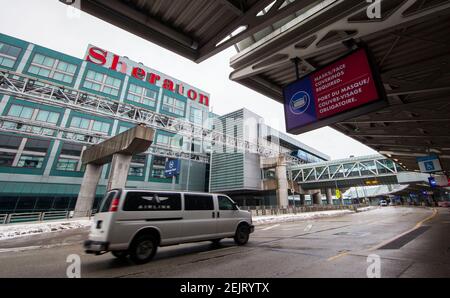 Mississauga, Canada. 22 Feb 2021. Un hotel designato dal governo si trova fuori dal Terminal 3 dell'Aeroporto Internazionale di Toronto a Mississauga, Ontario, Canada, il 22 febbraio 2021. A partire da Lunedi', i viaggiatori che arrivano in Canada in aereo sono tenuti a fare un test molecolare COVID-19 prima di uscire dall'aeroporto. Gli ospiti sono inoltre tenuti a mettere in quarantena per tre giorni in un hotel designato dal governo a proprie spese fino a quando non ottengono un risultato. Credit: Zou Zheng/Xinhua/Alamy Live News Foto Stock