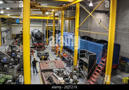 LOCOMOTIVA a vapore LNER Classe A4 4468 Mallard riverniciata al National Railway Museum di York. Flying Scotsman è visibile anche in vernice nera. Foto Stock