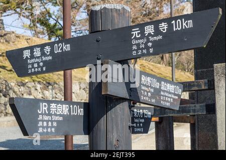 Cartello in legno a Nara, Giappone, che indica la strada per Kofukuji, Gangoji, Todaiji, Stazione JR Nara, Todaiji, E il Museo Nazionale Foto Stock