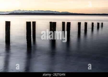 WA20074-00..... WASHINGTON - Edmonds Waterfront guardando attraverso il Puget Sound alle Olympic Mountains al tramonto. Foto Stock