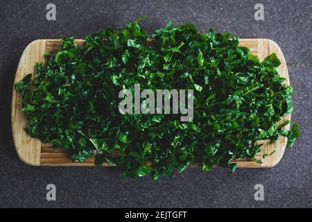 semplice concetto di ingredienti alimentari, foglie di bietole svizzere tagliate appena raccolte dal giardino Foto Stock