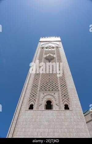 vista dal basso angolo del minareto della moschea di hassan ii a casablanca, morocco Foto Stock