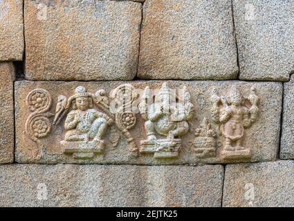 Chitradurga, Karnataka, India - 10 novembre 2013: Fort o Elusuttina Kote. Tripla scultura di dio sulla parete del cancello d'ingresso principale. Foto Stock