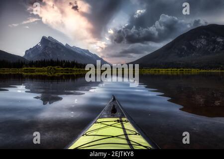 Kayak in uno splendido lago circondato dal Canadian Mountain Foto Stock