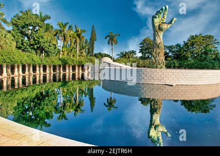 Un braccio allungato raggiunge il cielo nella piscina di riflessione del Memoriale dell'Olocausto della Greater Miami Jewish Federation a Miami Beach, Florida Foto Stock