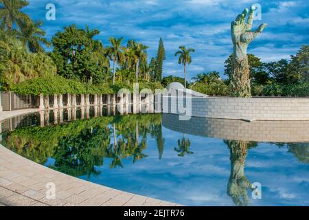 Un braccio allungato raggiunge il cielo nella piscina di riflessione del Memoriale dell'Olocausto della Greater Miami Jewish Federation a Miami Beach, Florida Foto Stock