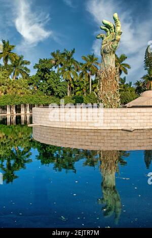 Un braccio allungato raggiunge il cielo nella piscina di riflessione del Memoriale dell'Olocausto della Greater Miami Jewish Federation a Miami Beach, Florida Foto Stock