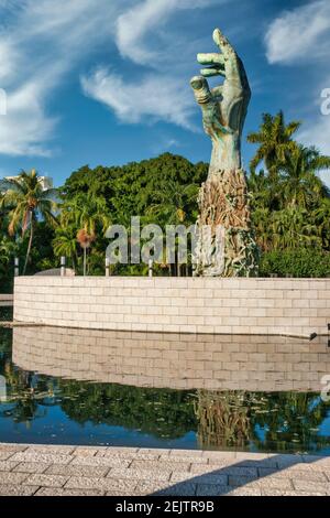 Un braccio allungato raggiunge il cielo nella piscina di riflessione del Memoriale dell'Olocausto della Greater Miami Jewish Federation a Miami Beach, Florida Foto Stock