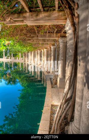 Il colonnato è sostenuto da pannelli di marmo con i nomi delle vittime al Memoriale dell'Olocausto della Greater Miami Jewish Federation a Miami Beach, Florida. Foto Stock