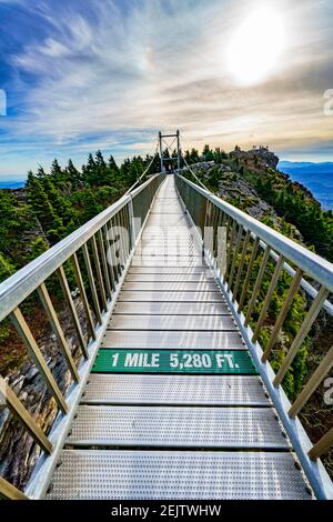 La passerella del ponte sospeso alto miglio a Grandfather Mountain nelle Blue Ridge Mountains del North Carolina. Foto Stock