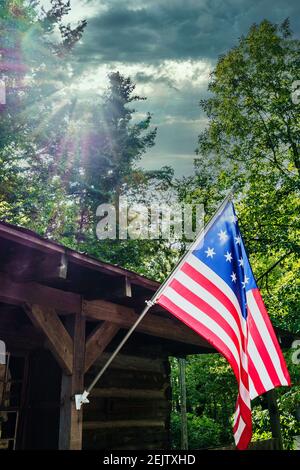 Una delle prime bandiere americane vola fuori dalla cabina di accesso al museo di storia vivente di Hickory Ridge Boone, Carolina del Nord. Foto Stock