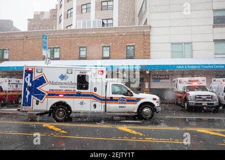 New York, Stati Uniti. 22 Feb 2021. Un'ambulanza arriva al Maimonides Medical Center nel Brooklyn Borough di New York, Stati Uniti, il 22 febbraio 2021. Secondo il Center for Systems Science and Engineering (CSSE) della Johns Hopkins University, lunedì gli Stati Uniti hanno raggiunto la triste pietra miliare di mezzo milione di morti di coronavirus. Credit: Michael Nagle/Xinhua/Alamy Live News Foto Stock