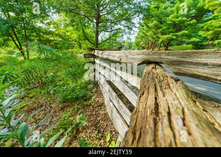 Il recinto ferroviario diviso che circonda i Giardini Daniel Boone a Boone, Carolina del Nord. Foto Stock