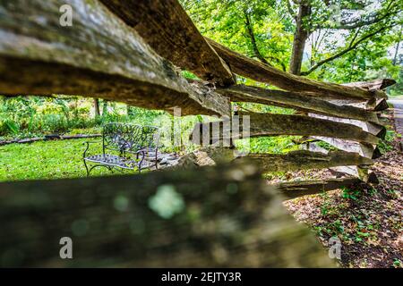 Guardando attraverso il recinto ferroviario diviso circostante in una sezione dei Giardini Daniel Boone a Boone, Carolina del Nord. Foto Stock