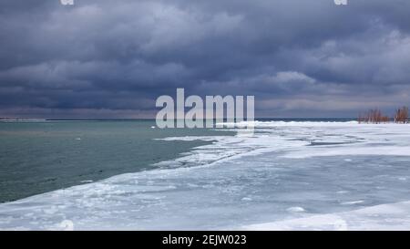 Le tempeste invernali aiutano la baia georgiana meridionale a congelarsi durante l'inverno. Tratto da un sentiero sul lungomare a Collingwood, Ontario Foto Stock