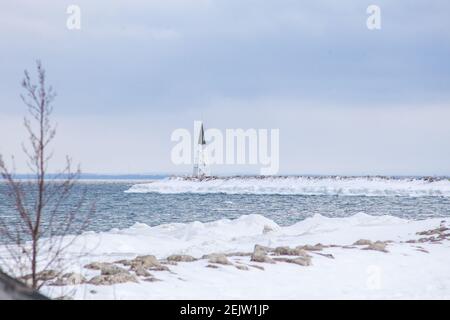 Lighthouse Point Marina (yacht club) a Collingwood, Ontario, ha un lungo molo skinny che si protende per segnare l'ingresso del porto per le barche. Preso Foto Stock