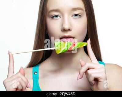 Ragazza adolescente che lecca il lollipop. Concetto di dente dolce. Foto Stock