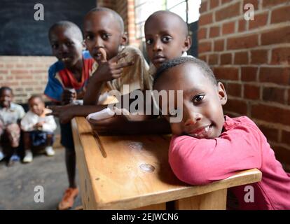 I bambini delle scuole elementari ruandesi nella loro classe, Nyamata, Ruanda. Foto Stock