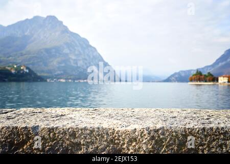 Vetrina, podio per prodotti cosmetici e paesaggio sfocato lago di montagna sullo sfondo. . Foto Stock