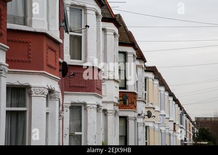 Londra, Regno Unito. 22 Feb 2021. Case a schiera a Londra con la crescente pressione sul cancelliere di scacchiere, Rishi Sunak per la vacanza di servizio di francobollo da estendere in Gran Bretagna Budget, che si svolgerà il 3 marzo 2021. Il giorno del bollo, introdotto l'8 luglio 2020, terminerà il 31 marzo 2021. Credit: SOPA Images Limited/Alamy Live News Foto Stock