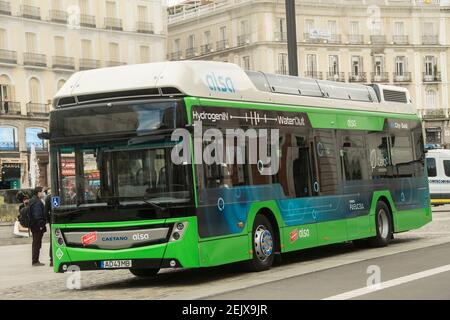 La Comunità di Madrid ha presentato questo lunedì il primo autobus a idrogeno che circolerà in Spagna, un veicolo che utilizza un sistema di propulsione elettrica con una cella a combustibile alimentata a idrogeno. Si tratta di una tecnologia innovativa a emissioni zero di CO2 e che garantisce autonomia che consente al bus di operare su una linea urbana standard senza interruzioni. Alla manifestazione, a Puerta del Sol, il presidente regionale Isabel Díaz Ayuso, il ministro dei Trasporti, della mobilità e delle infrastrutture, Ángel Garrido, e il presidente di ALSA, Jorge Cosmen. "Oggi la Comunità di Madrid inizia a testare il trasporto del Foto Stock