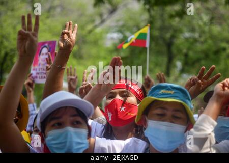 La popolazione del Myanmar che vive in Thailandia ha dei cartelli durante l'organizzazione di un raduno contro il colpo di Stato in Myanmar, tra cui la violenza che sta avvenendo ora in Myanmar con un rappresentante del popolo del Myanmar per presentare una lettera alle Nazioni Unite per aiutare a premere il governo militare del Myanmar per fermare Nuocere alle persone che si oppone al colpo di stato davanti al palazzo delle Nazioni Unite a Bangkok durante ha chiesto il rilascio di Aung San Suu Kyi. L'esercito del Myanmar ha arrestato il consigliere di Stato del Myanmar Aung San Suu Kyi e ha dichiarato uno stato di emergenza mentre coglie il potere nel paese per un anno Foto Stock