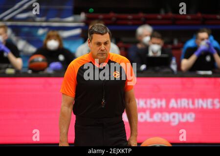 San Pietroburgo, Russia. 22 Feb 2021. Arbitro Daniel Hierrezuelo in azione nel corso del 25 Turkish Airlines Eurolega Regular Season Round 2020/2021, partita tra FC Olimpia Milano e Zenit San Pietroburgo alla Sibur Arena. (Punteggio finale; Zenit San Pietroburgo 79:70 Olimpia Milano) Credit: SOPA Images Limited/Alamy Live News Foto Stock