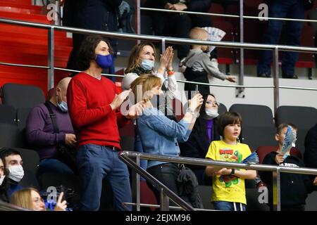 San Pietroburgo, Russia. 22 Feb 2021. Spettatori che indossano maschere più allegri per le loro squadre durante il round stagionale regolare Eurolega 2020/2021 della Turkish Airlines 25, partita tra FC Olimpia Milano e Zenit San Pietroburgo alla Sibur Arena.(Punteggio finale; Zenit San Pietroburgo 79:70 Olimpia Milano) Credit: SOPA Images Limited/Alamy Live News Foto Stock